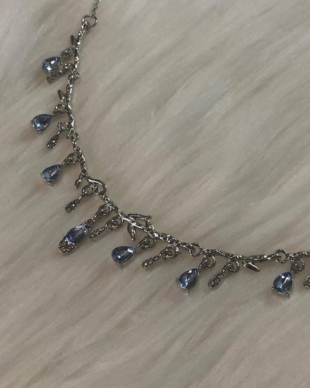 A teardrop necklace with shimmering rhinestones in silver