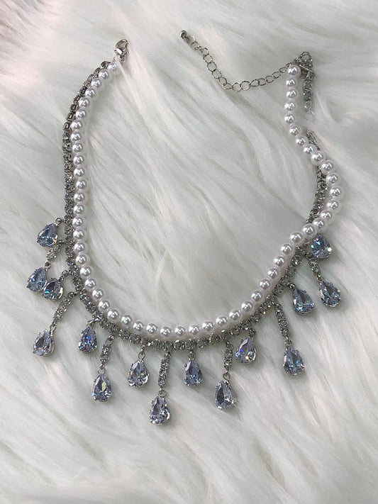 A silver choker necklace with crystal stone and pearl 