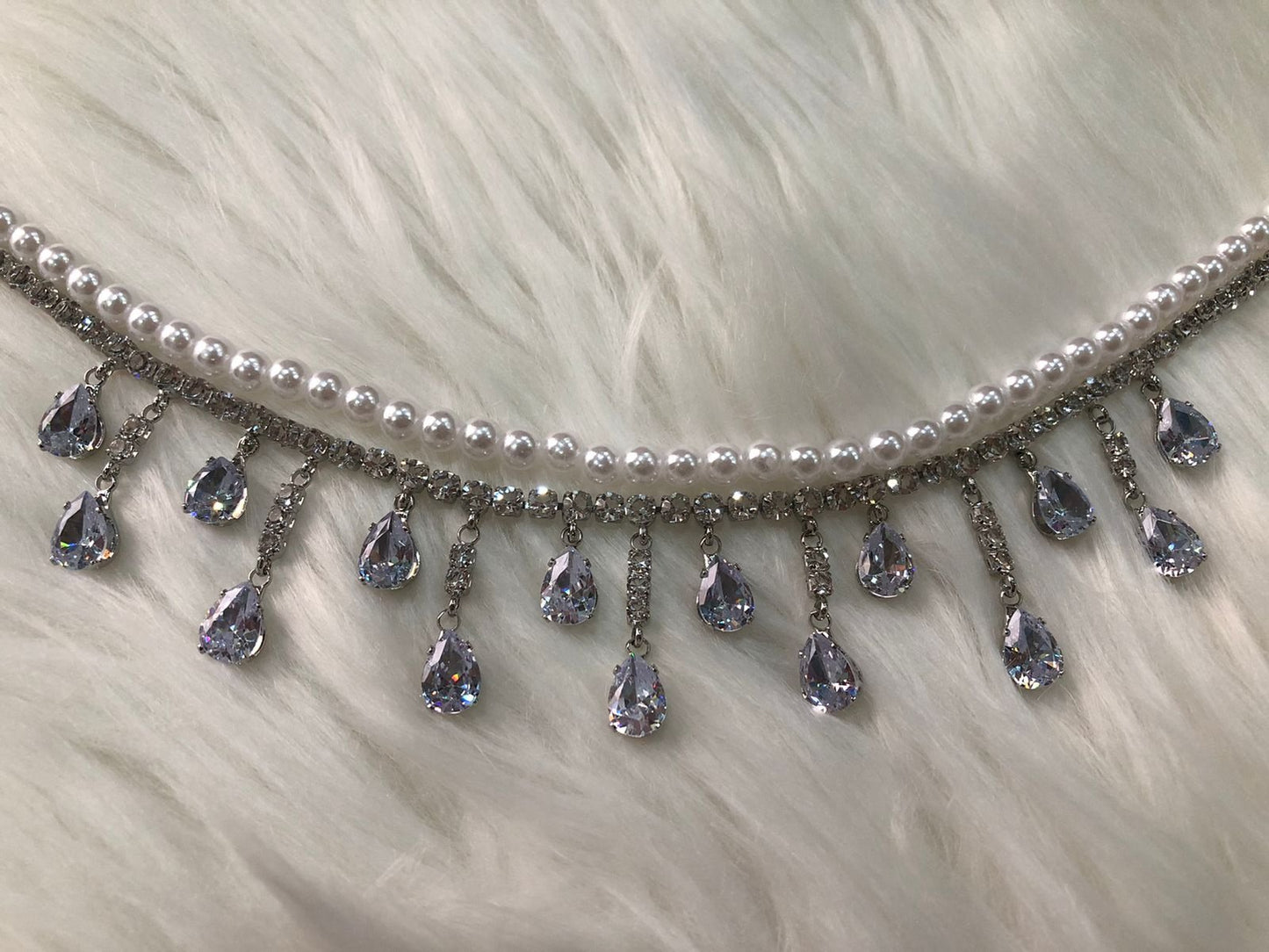 A Silver choker necklace featuring sparkling crystals and pearls