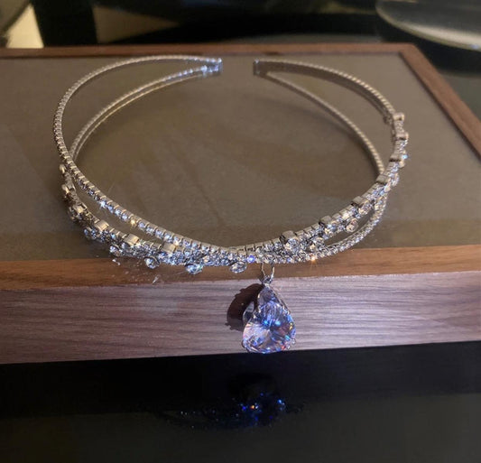 Luxury crystal choker with a stunning water drop design