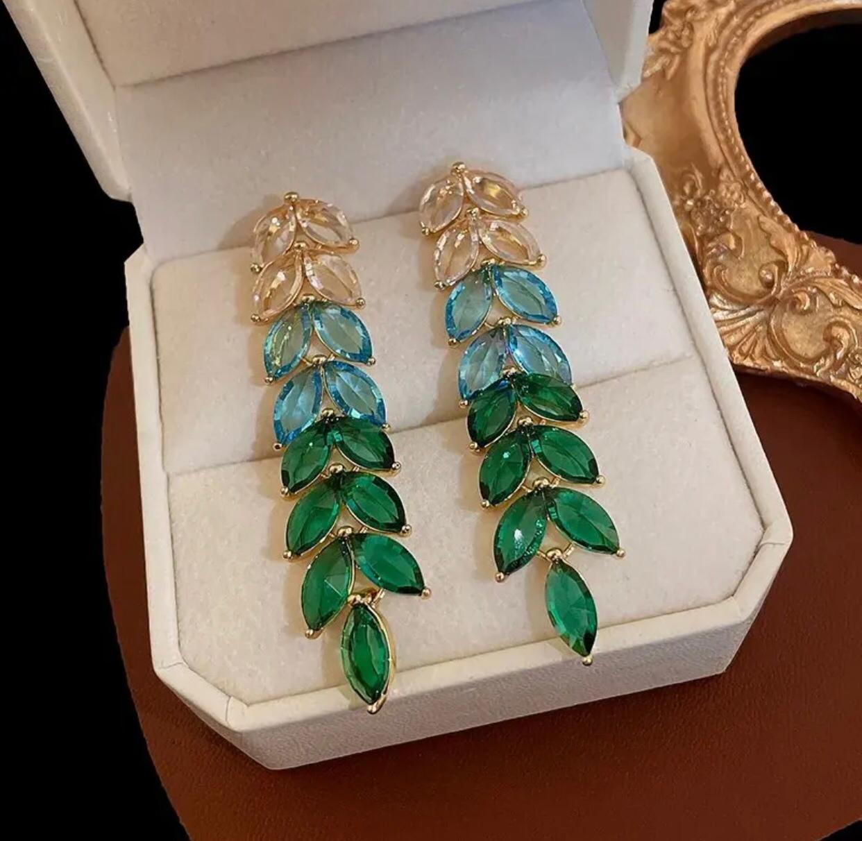 Green rhinestone dangled drop earrings in leaf shape