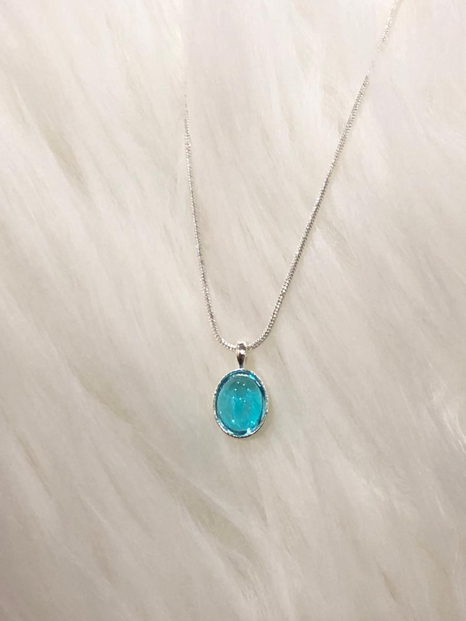 An oval ocean blue pendant necklace 